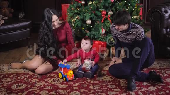 家庭的看法在一个富裕家庭度过除夕中间矗立着一棵高大的圣诞树上面装饰着视频的预览图