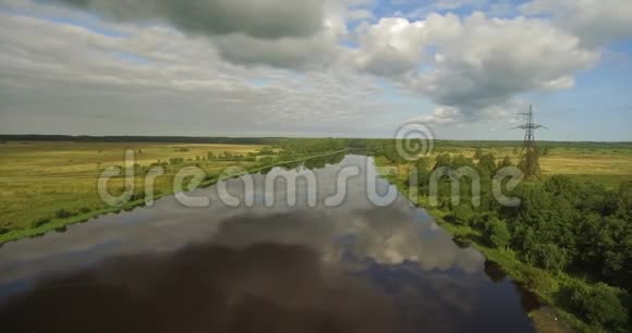 平静的河流景观空中景观俄罗斯视频的预览图