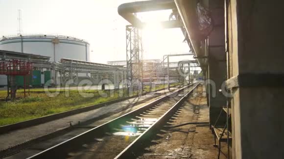 沿厂场铺水坑的长铁路景观视频的预览图