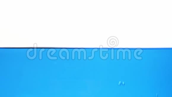 水族箱中的蓝色水波慢动作摘要背景视频的预览图