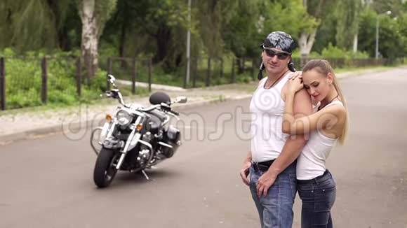 摩托车背景下摩托车手的画像视频的预览图