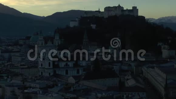 萨尔茨堡霍亨萨尔茨堡要塞老城区夜间视频的预览图
