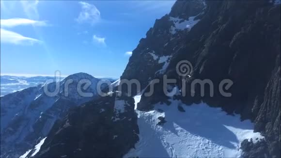冬季从一座山峰斯洛伐克高塔特拉斯洛姆尼基峰出发从一辆下降的贡多拉缆车上可以看到令人惊叹的景色视频的预览图