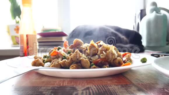 家里用盘子里的炒菜做的食物豆豉和青素菜视频的预览图