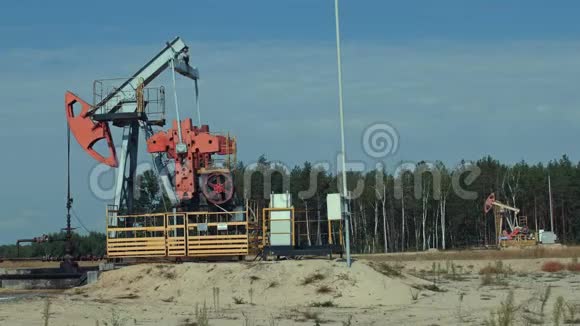 俄罗斯油井上的Pumpjack开采石油视频的预览图