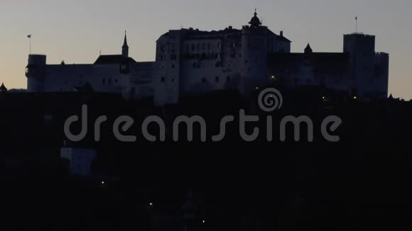 萨尔茨堡霍亨萨尔茨堡要塞老城区夜间视频的预览图