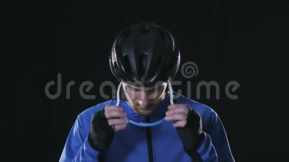 骑自行车的人戴上头盔视频的预览图