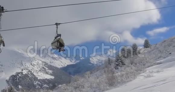 高山滑雪胜地的椅子升降机视频的预览图