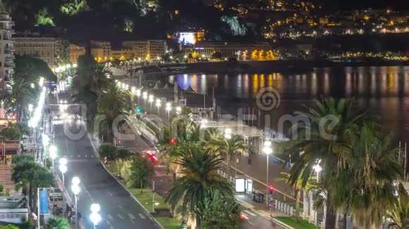 法国尼斯时间推移的夜间空中全景照亮旧城区的小街道和海滨视频的预览图