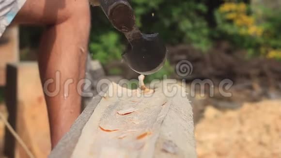 强壮的伐木工人砍柴视频的预览图