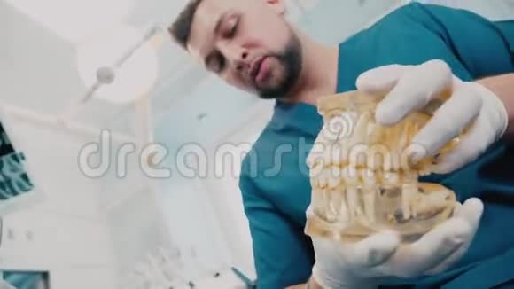 带牙医的下巴模型下巴骨头视频的预览图