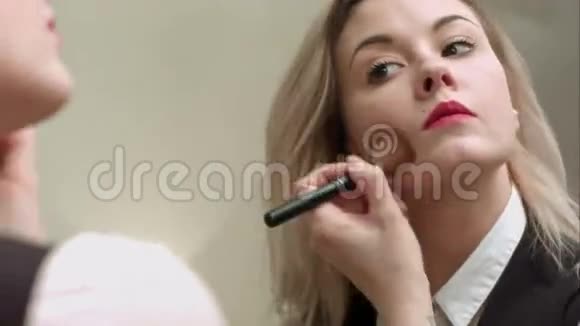 镜子前的女人化妆视频的预览图