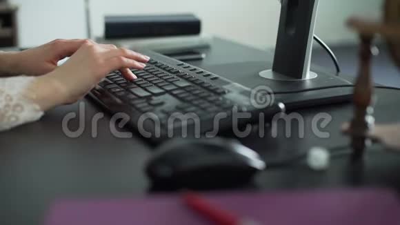 年轻女子在电脑键盘上打字视频的预览图