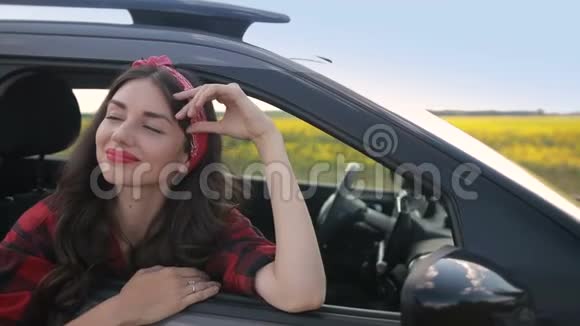 幸福女人靠在车窗上的画像视频的预览图