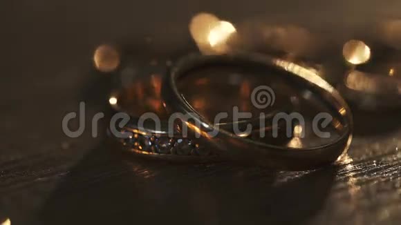 桌子上有金色的结婚戒指视频的预览图