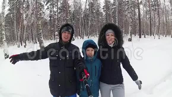 一家人落在雪堆里与莫诺波德的赛尔夫视频的预览图