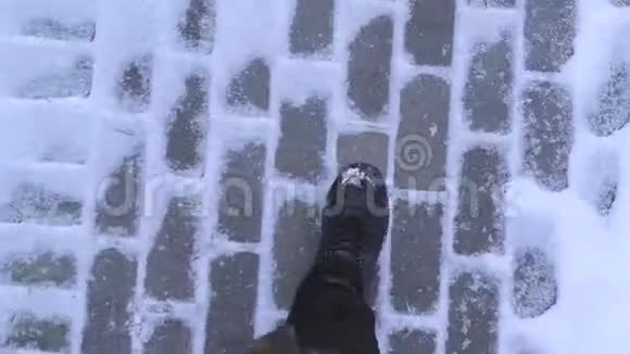 踏在雪地上冰霜踏在雪地上寒冷的冬天踏在雪地上视频的预览图