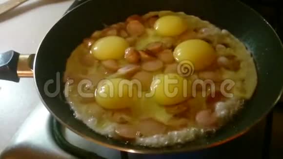 在煎锅里煮鸡蛋视频的预览图