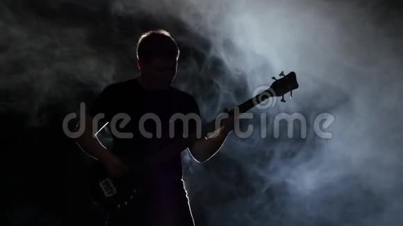 独奏电动低音吉他表演中的年轻音乐家男子视频的预览图