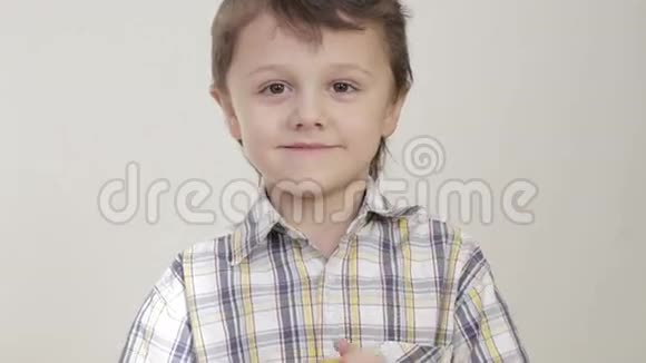 小男孩咬苹果的肖像视频的预览图