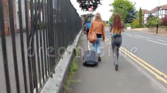 四个暑假的年轻人带着手提箱吉他和背包去火车站视频的预览图