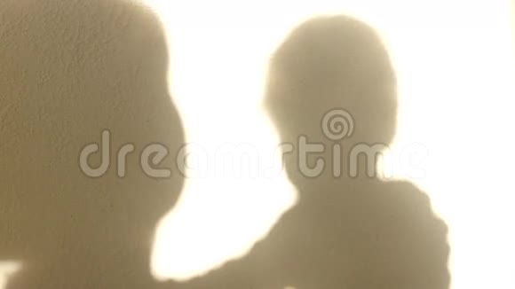 孩子在父母手中的影子视频的预览图