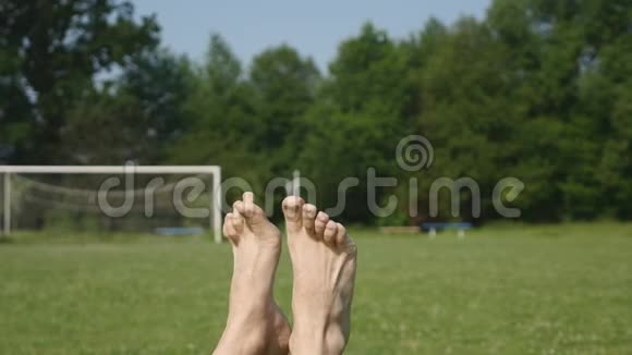 人的脚树和草的背景一个快乐的人放松并洗太阳浴视频的预览图