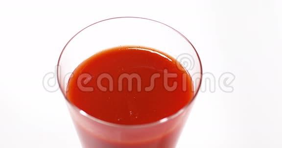 帕斯利红毛皮掉进番茄果汁里视频的预览图