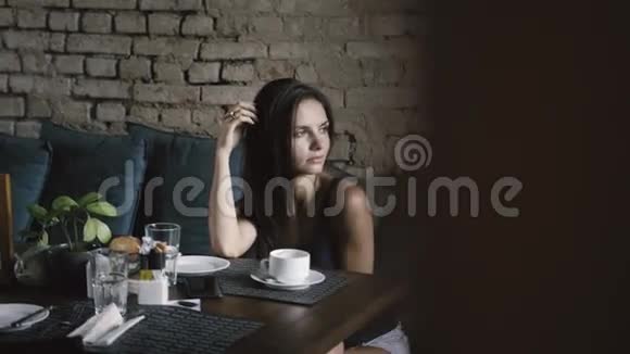 在咖啡店休息时带着美丽微笑看手机的迷人女人快乐的高加索女性视频的预览图