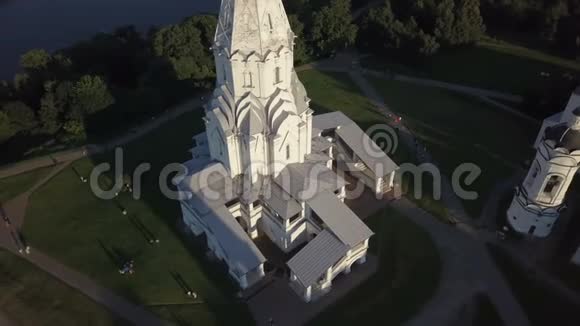 科洛门斯克耶公园莫斯科河上阿森松教堂的鸟瞰图视频的预览图
