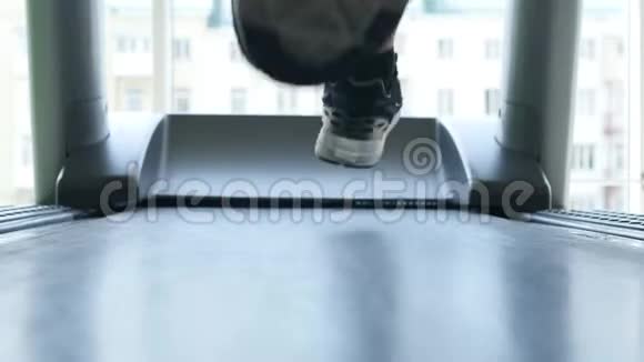 运动员脚在跑步机上跑步视频的预览图