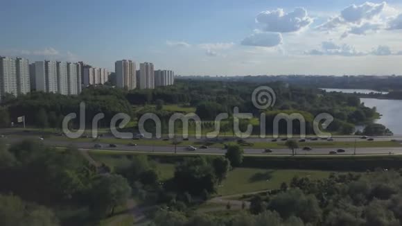 繁忙道路河流和公寓楼的鸟瞰图视频的预览图