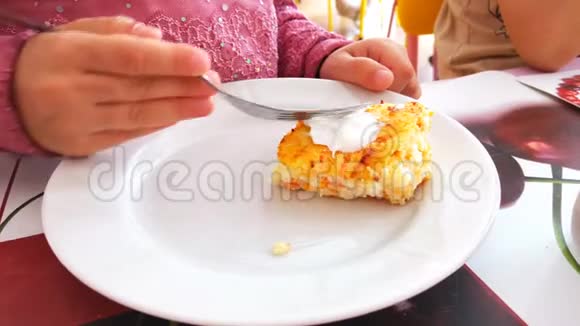 儿童手和盘子里的食物视频的预览图