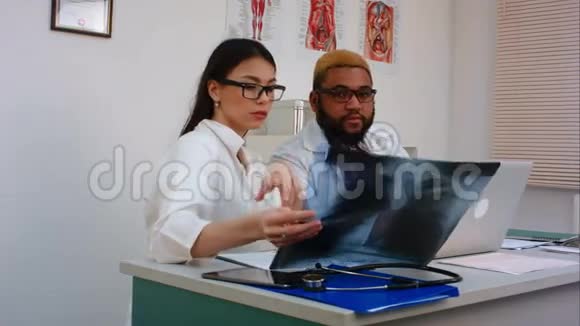 两名医生在使用电脑时讨论X射线图像视频的预览图