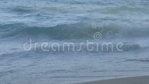 日落时海边的海浪视频的预览图