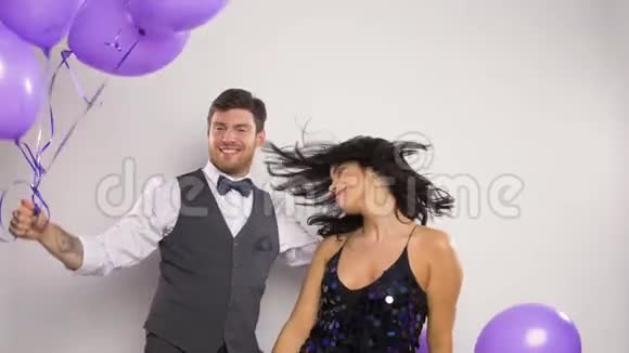 快乐的情侣在派对上跳舞视频的预览图