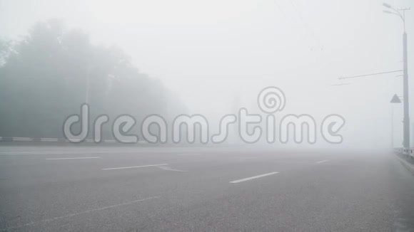 空的雾状道路标记视频的预览图