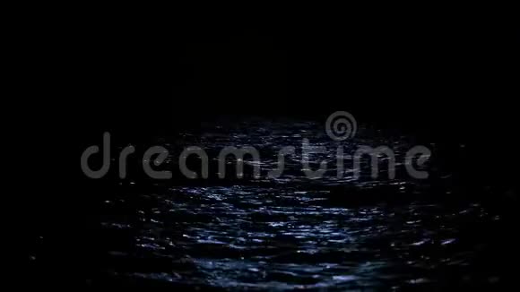 海水中月亮的反射视频的预览图