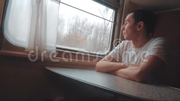 人乘火车铁路看窗外旅行者商人概念火车铁路旅行慢动作视频的预览图