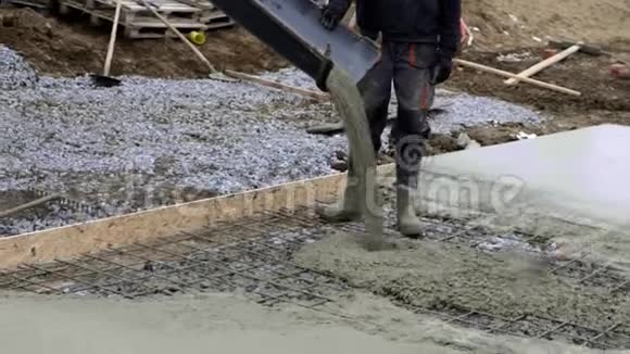 工人在现场工作家庭房屋基础浇筑泵砼详图视频的预览图