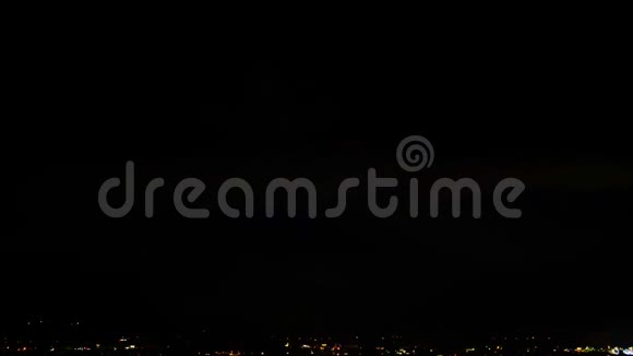 美丽的日本烟火明亮的灯光五颜六色的爆炸黑暗的夜空大城市4k黑暗的背景视图视频的预览图