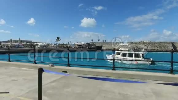 驶入百慕大岛港口百慕大群岛北大西洋海洋的摩托艇视频的预览图