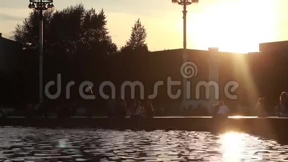 日落时分的城市喷泉视频的预览图