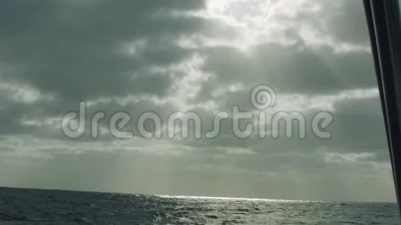 寒冷的太阳光线从云层中爬出来照亮了海面视频的预览图