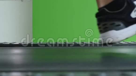 运动员脚在跑步机上跑步视频的预览图