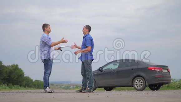 两个人达成协议男人握手卖家司机做汽车保险慢动作视频销售二手车视频的预览图