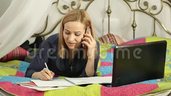 漂亮的学生在她的笔记本电脑上工作家庭在线教育慢动作视频的预览图