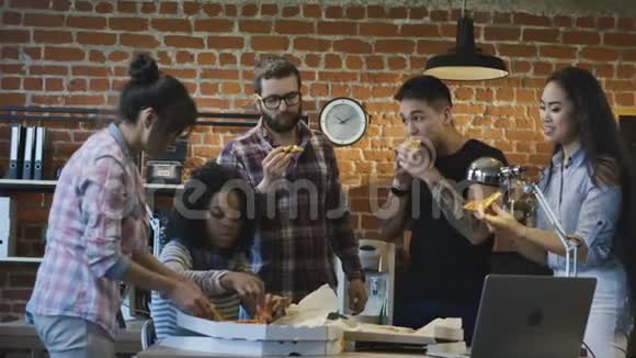 办公室的同事一起吃披萨视频的预览图