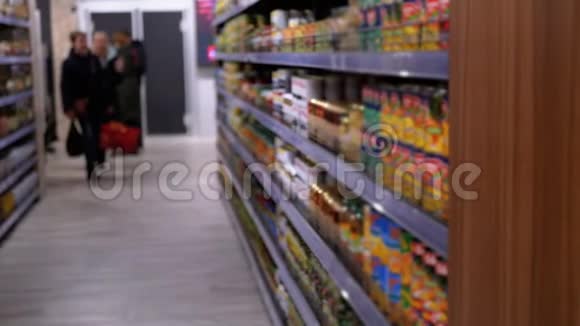 各种产品在超市的货架和货架买家选择产品视频的预览图