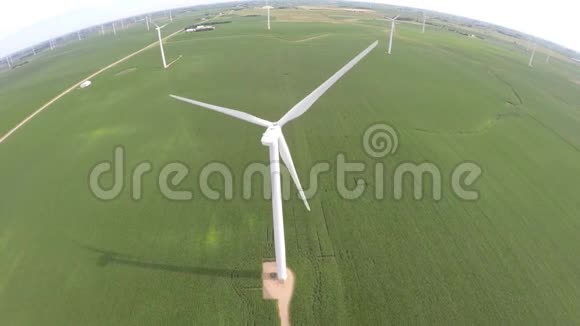 神奇的4k空中无人机观景可再生能源生态风力发电绿色农场生态场与大白风车涡轮机视频的预览图
